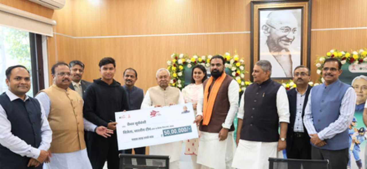 অন্ডার ১৯ বিশ্বকাপে ভারতের বিজয়ী ক্রিকেটার বৈভব সূর্যবংশীকে সম্মানিত করলেন সিএম নীতীশ কুমার