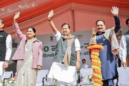 দিল্লিতে ৫০০ ইলেকট্রিক বাসের উদ্বোধন করলেন বিজেপি সভাপতি