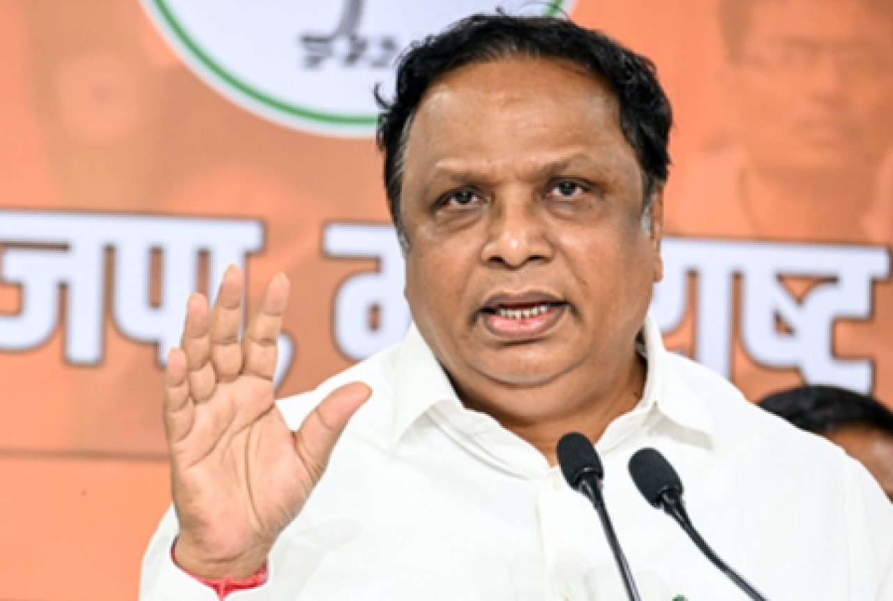 মহারাষ্ট্রের মন্ত্রী শিবাজীর ১২ কিলোর জন্য ইউএনএসকো সনদ নিতে ফ্রান্স যাচ্ছেন