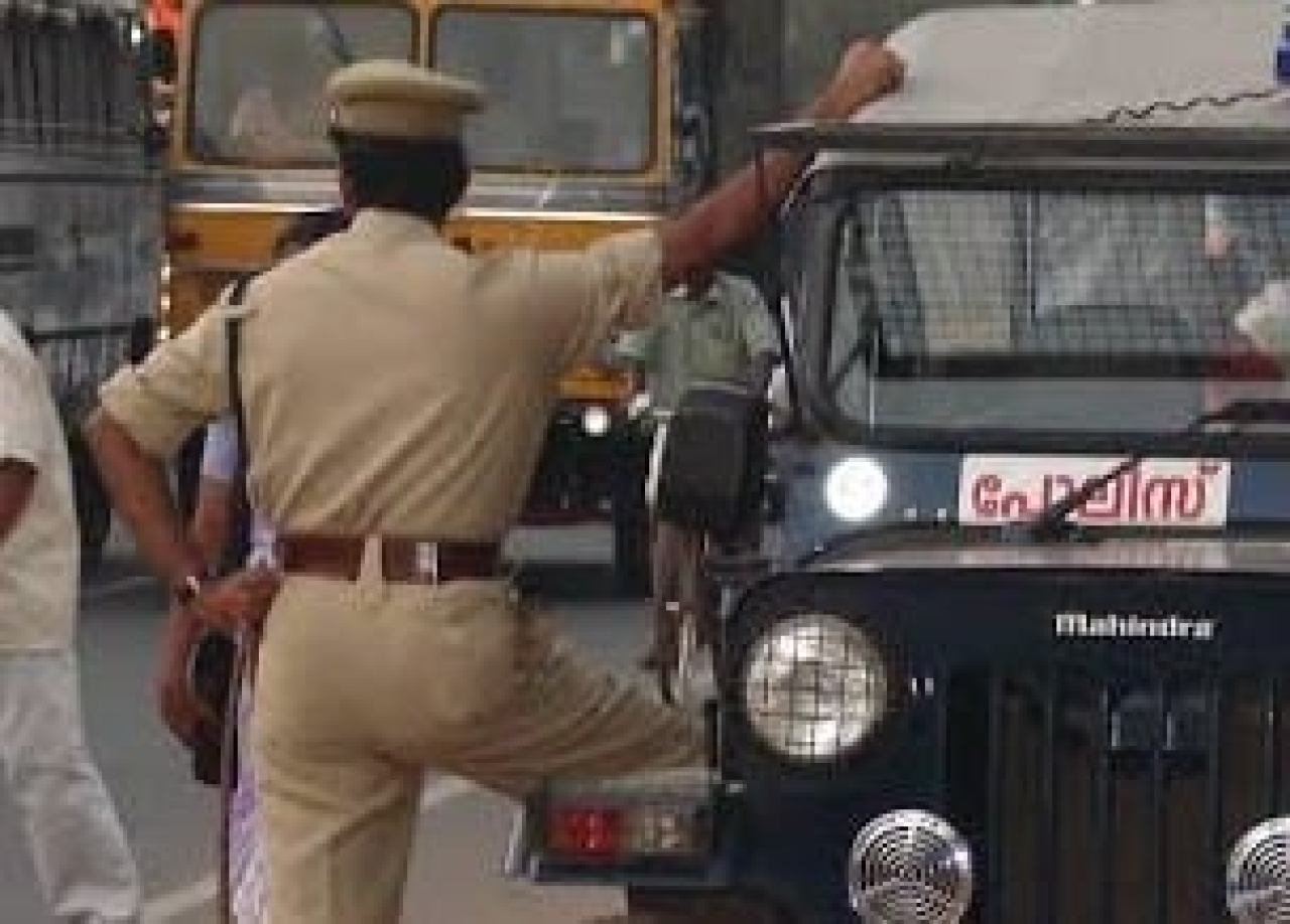 কেরালায় নির্বাচন কমিশনের সার্কুলারে বিতর্ক, পুলিশ সোশ্যাল মিডিয়া ব্যবহারকারীদের নোটিস পাঠিয়েছে কেরালায় নির্বাচন কমিশনের সার্কুলারে বিতর্ক, পুলিশ সোশ্যাল মিডিয়া ব্যবহারকারীদের নোটিস পাঠিয়েছে