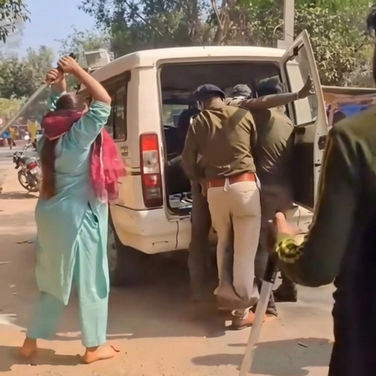 ঝারখণ্ডে যুবককে লাঠি দিয়ে মারার ভিডিও, সিওর বিরুদ্ধে ব্যবস্থা নেওয়ার দাবি