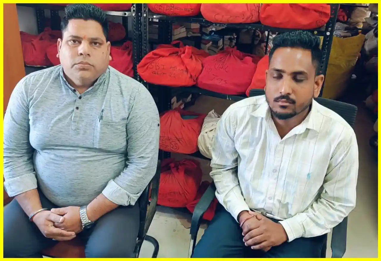 বানসওরায় দুই সরকারি কর্মকর্তাকে ১০,০০০ টাকার ঘুষ নিতে আটক