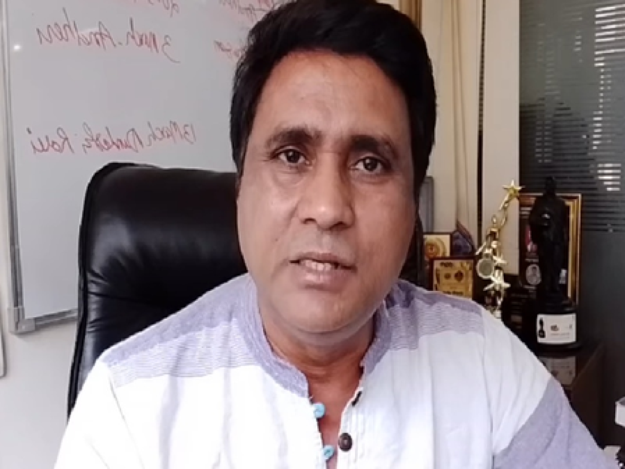 মোনালিসার অভিযোগের জবাবে পরিচালক সনোজ মিশ্রার প্রতিক্রিয়া