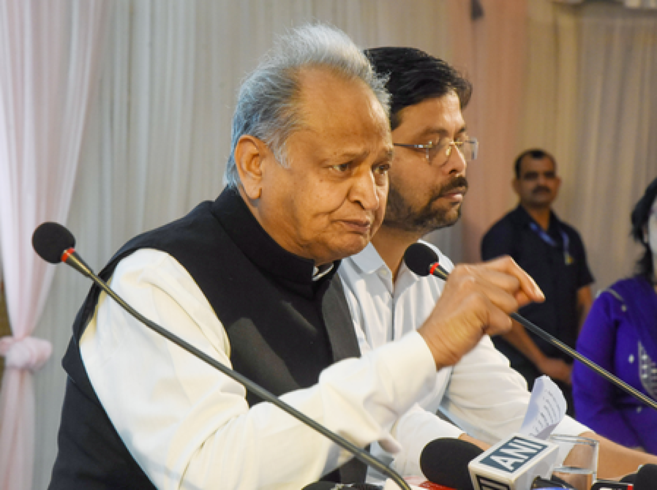 রাজ্যসভা নির্বাচনে ভোটিংয়ের নিয়ম পরিবর্তনের দাবি গেহলটের