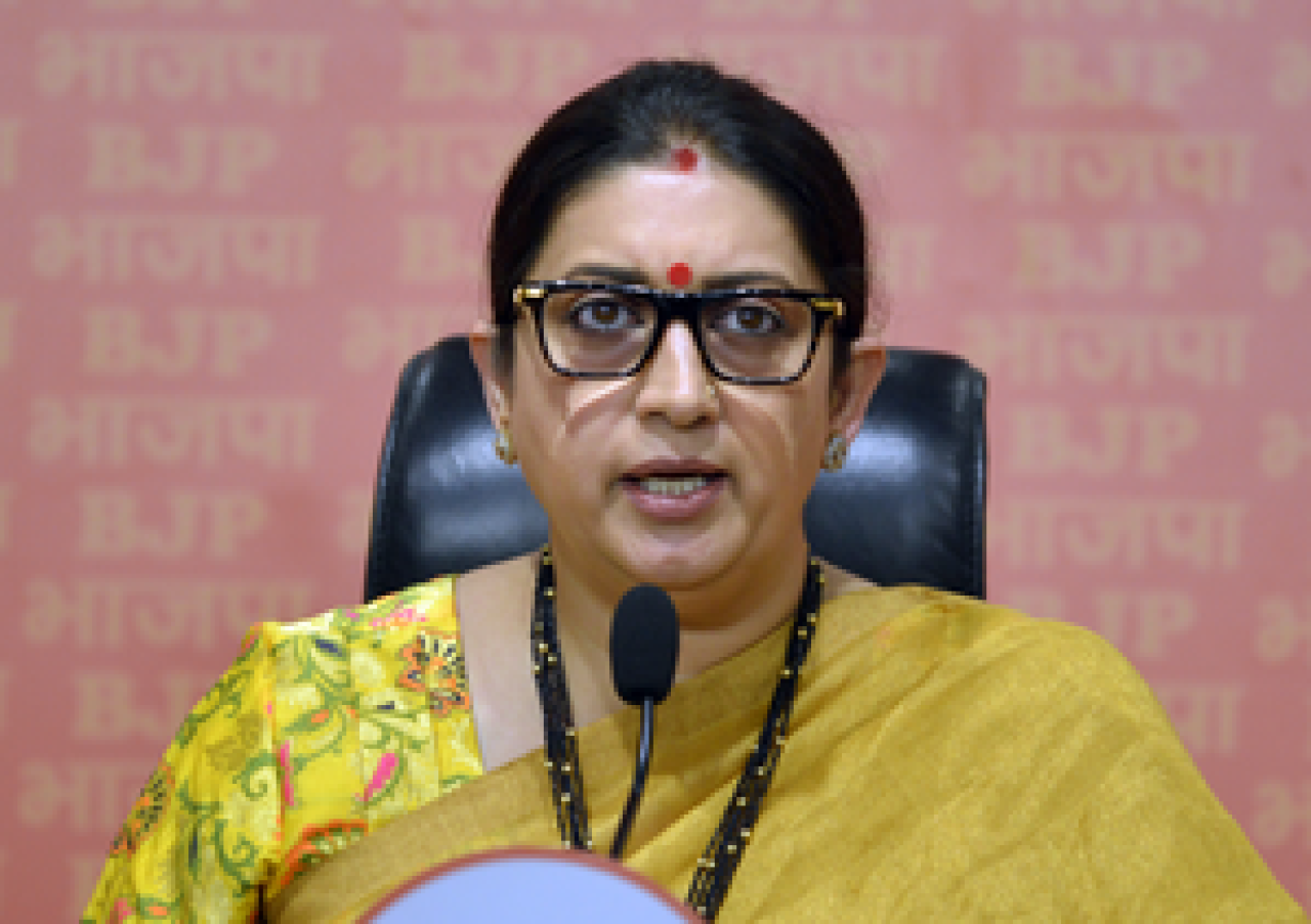 अखिलेश यादव ও স্মৃতি ইরানির মধ্যে তীব্র বাকযুদ্ধ
