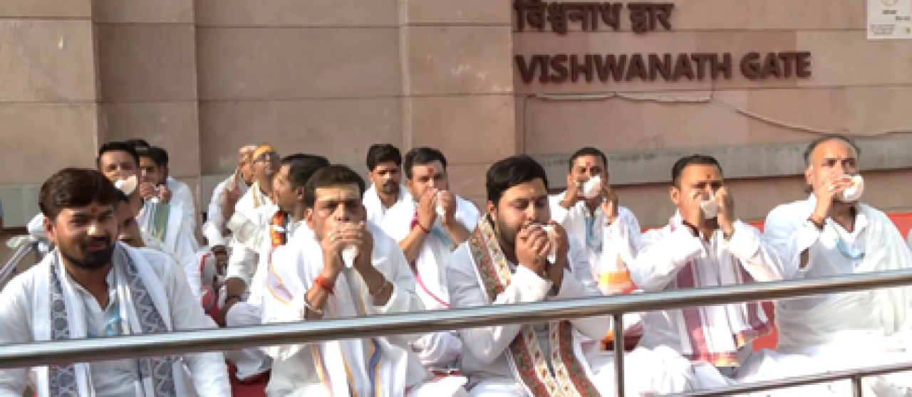 भक्तिमय हुई शिव की नगरी: बरेका से विश्वनाथ मंदिर तक भव्य स्वागत, प्रधानमंत्री के लिए सजी काशी