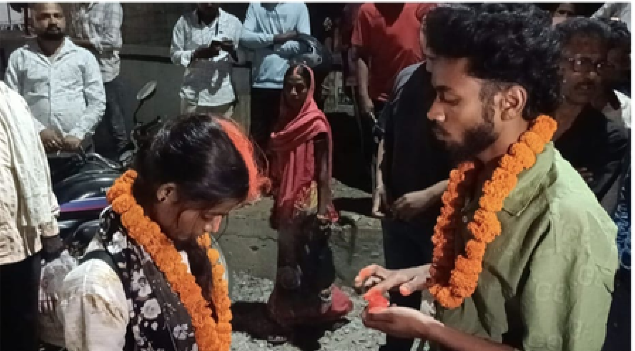 ঝারখণ্ডে হোটেলে আটক জুটির রাস্তার ওপর বিয়ে, তিন জুটি বন্ডে সই