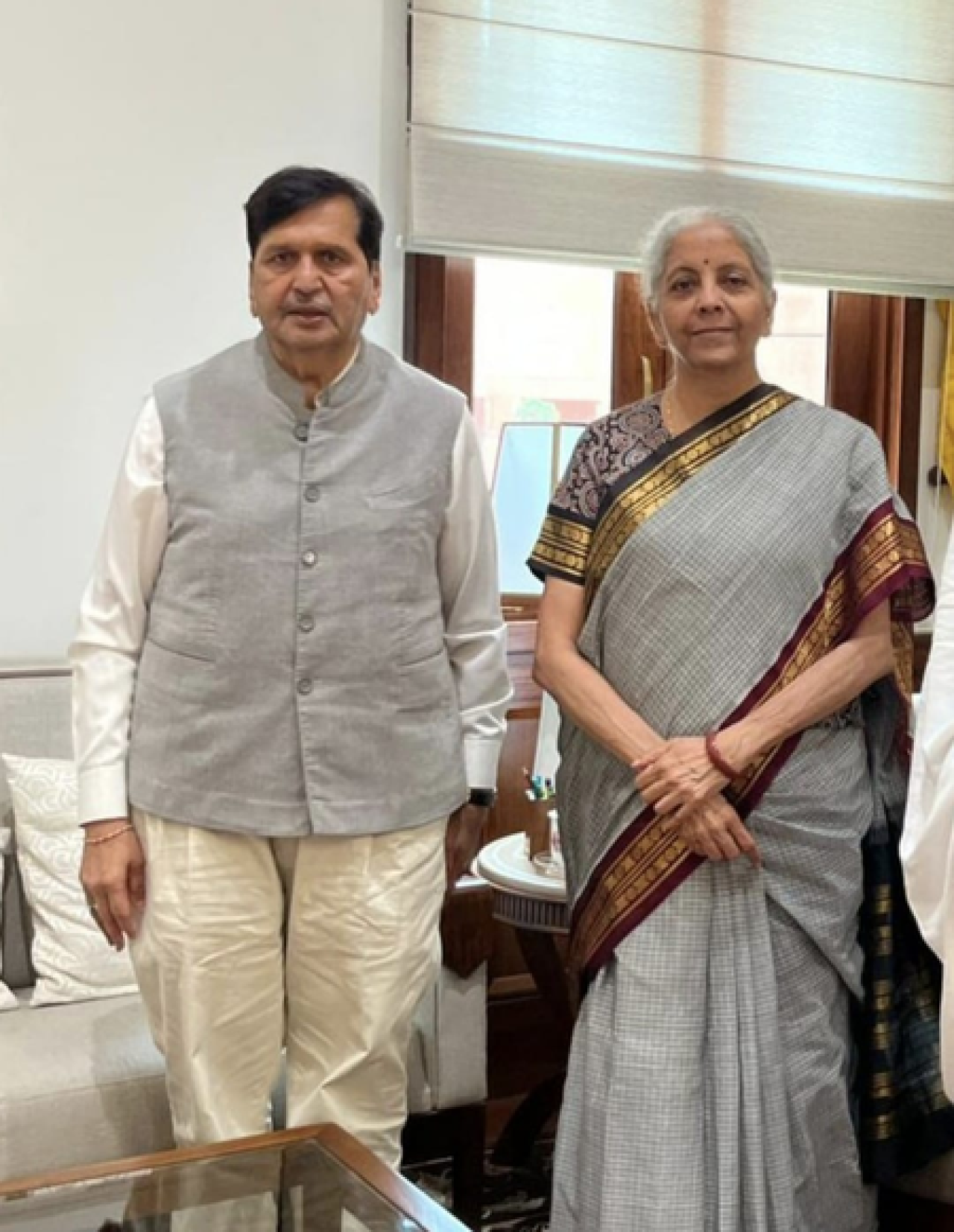দক্ষিণ মুম্বাইয়ের এলআইসি ভবনের সমস্যা সমাধানে অর্থমন্ত্রীর আশ্বাস
