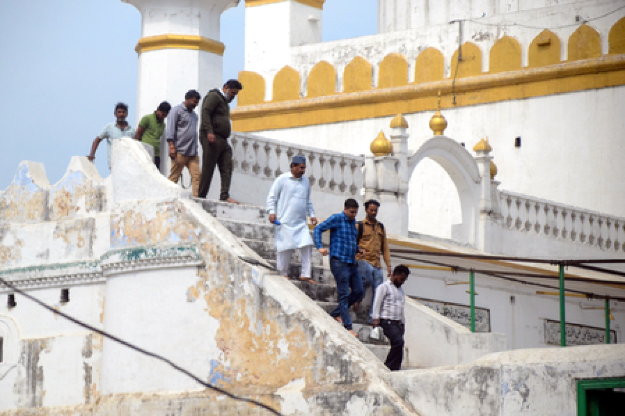 इलাহाबाद হাইকোর্টের সাম্বলে পাবলিক জমিতে নামাজের অনুমতি প্রত্যাখ্যান