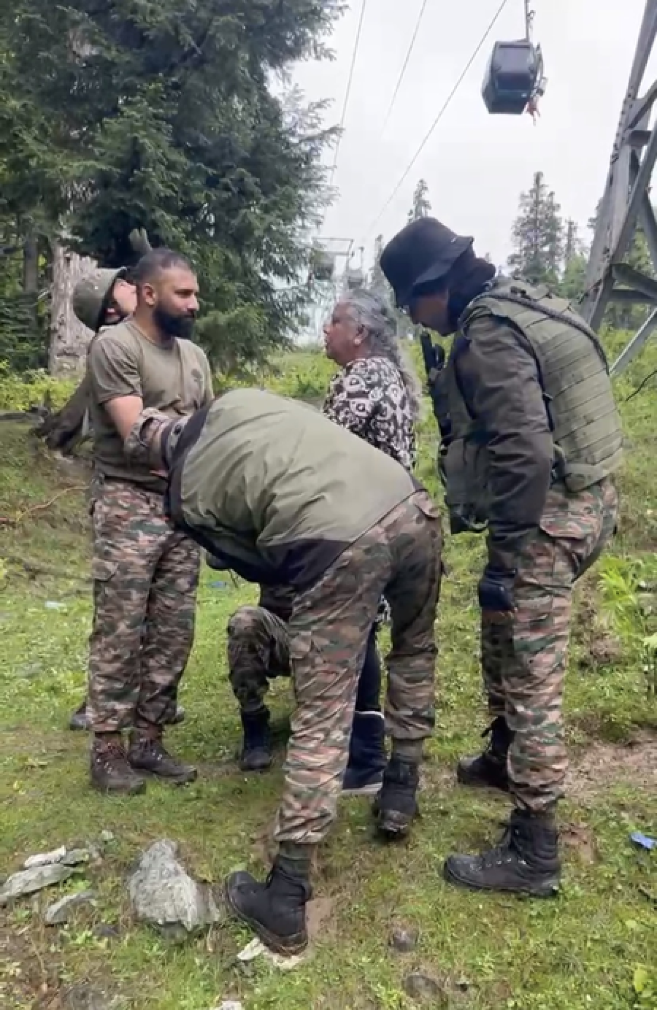 গুলমার্গে কেবেল কার দুর্ঘটনা, ভারতীয় সেনার সহায়তায় ১৪৮ পর্যটককে নিরাপদে উদ্ধার