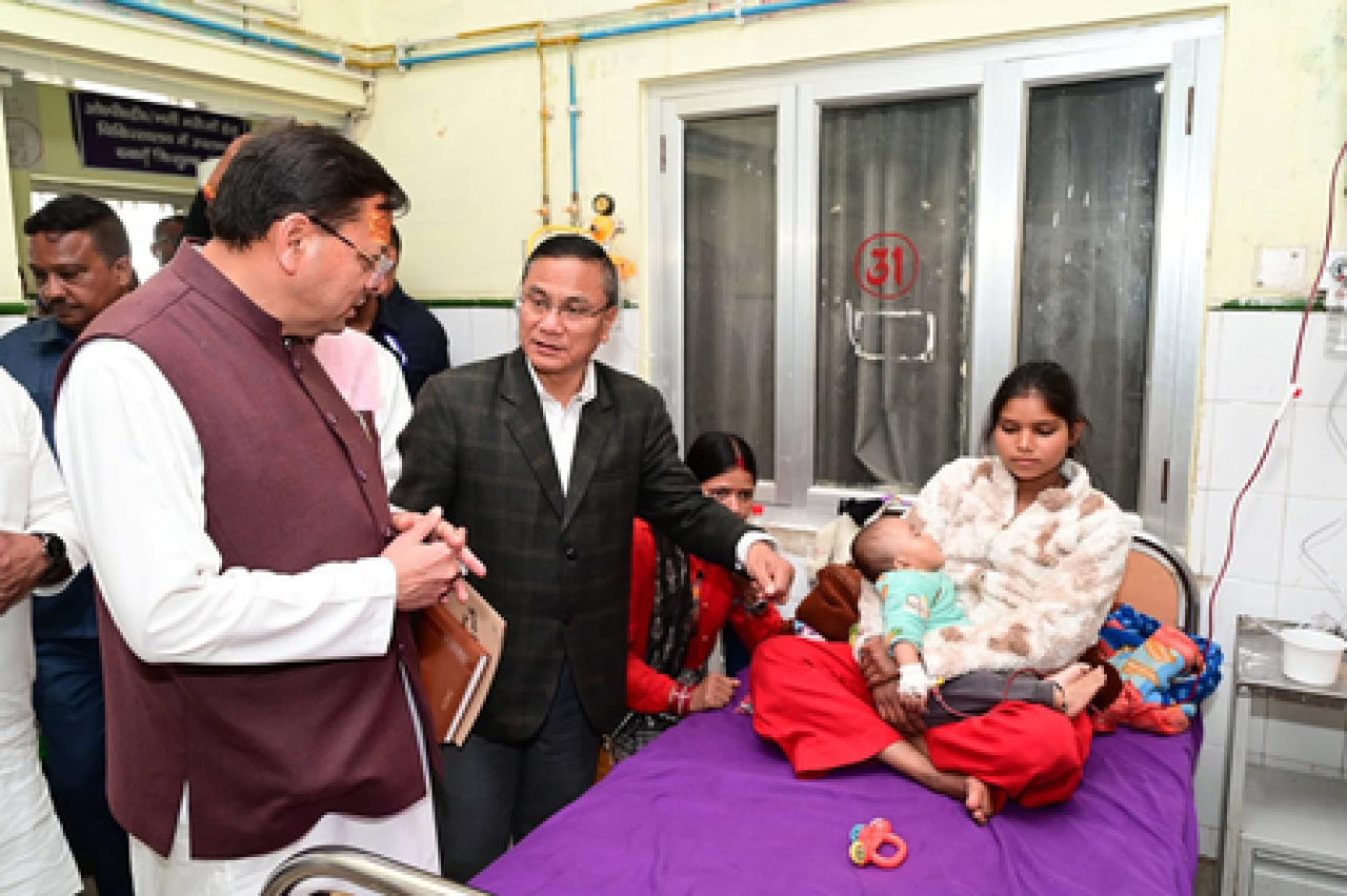 পিথৌরাগড়ে হাসপাতালে রোগীদের সঙ্গে মুখ্যমন্ত্রীর সাক্ষাৎ