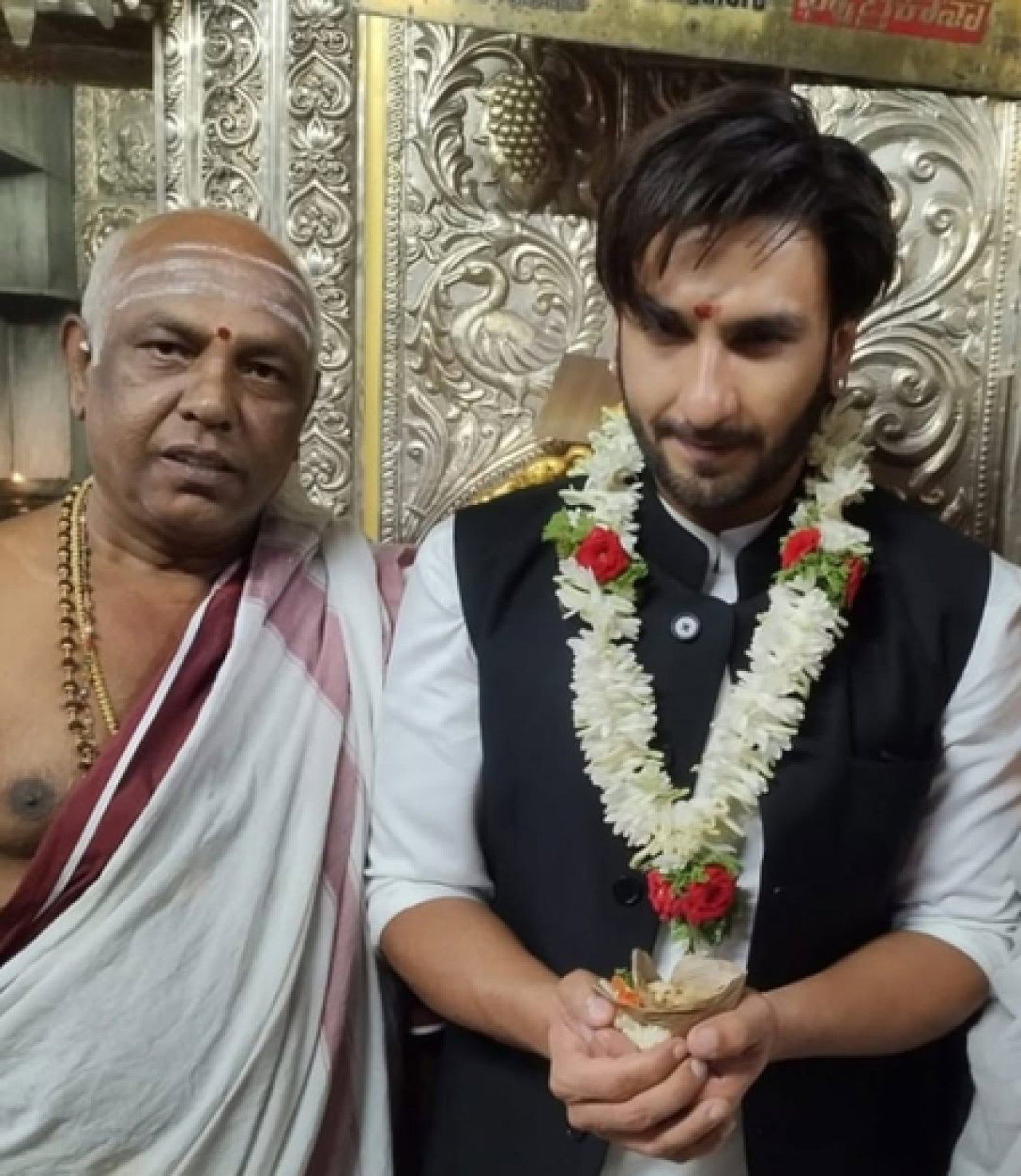 রণবীর সিংহের চামুন্ডেশ্বরী মন্দিরে পূজা, বিতর্কের মাঝে মিমিক্রি ও ডন ৩ নিয়ে আলোচনা