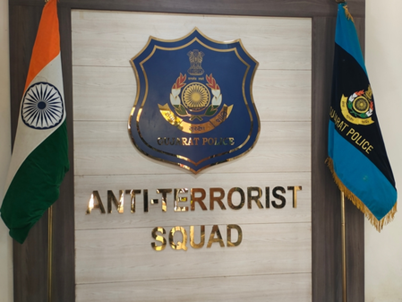 রাজকোট বিমানবন্দরে ১৮০ কিলোগ্রাম চাঁদির চালান আটক