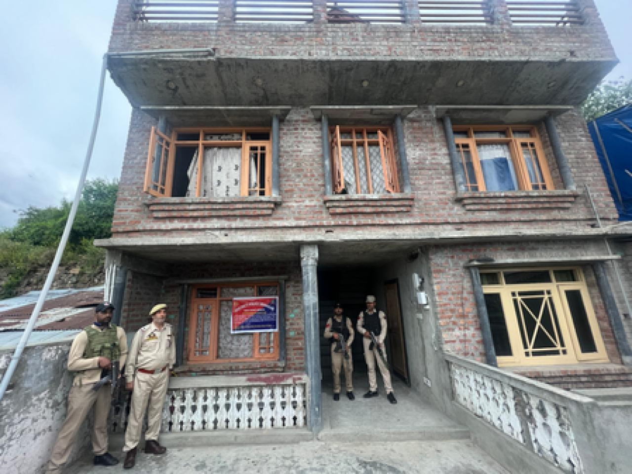 শ্রীনগর পুলিশ কর্তৃক কুখ্যাত মাদক ব্যবসায়ীর ১.২০ কোটি টাকার সম্পত্তি জব্দ শ্রীনগর পুলিশ কর্তৃক কুখ্যাত মাদক ব্যবসায়ীর ১.২০ কোটি টাকার সম্পত্তি জব্দ