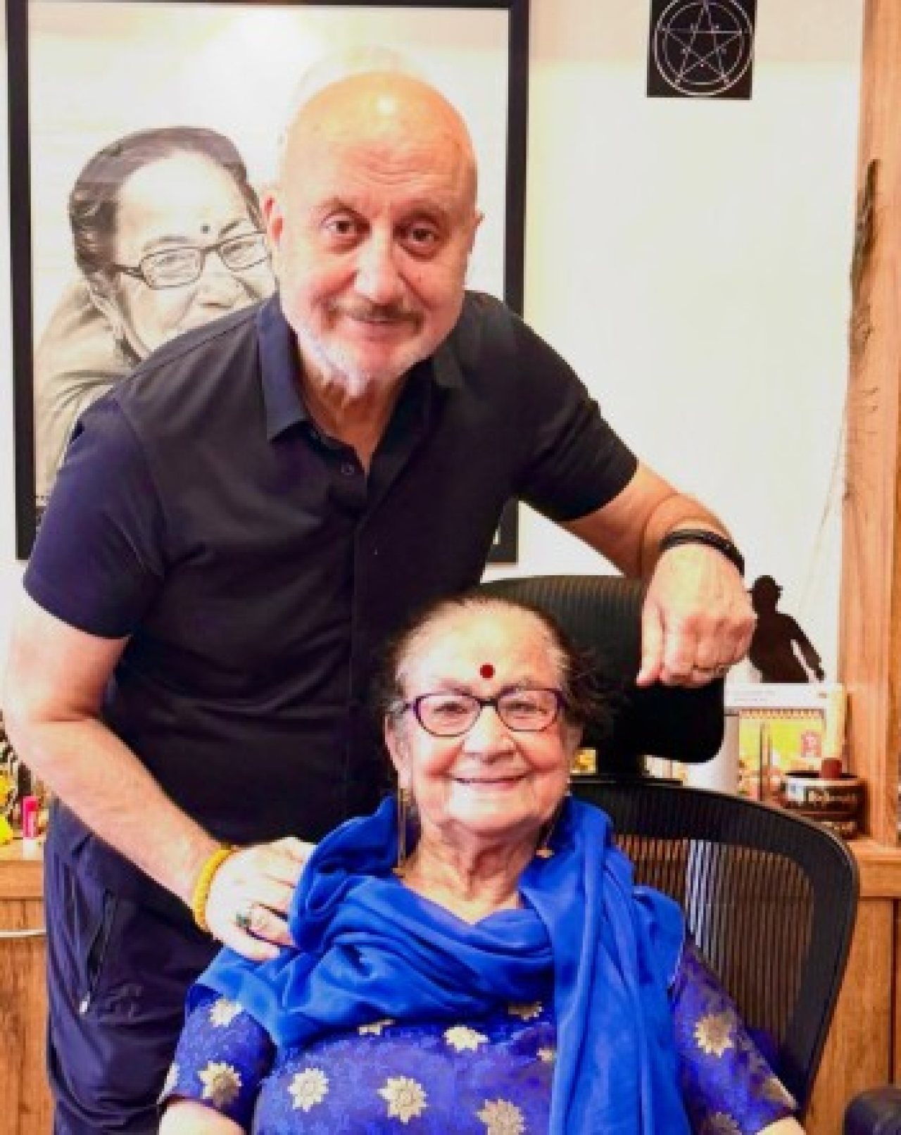 अनुपম খেরের মায়ের ভিডিওতে উঠে এলো ভারতীয় মধ্যবিত্ত পরিবারের গল্প