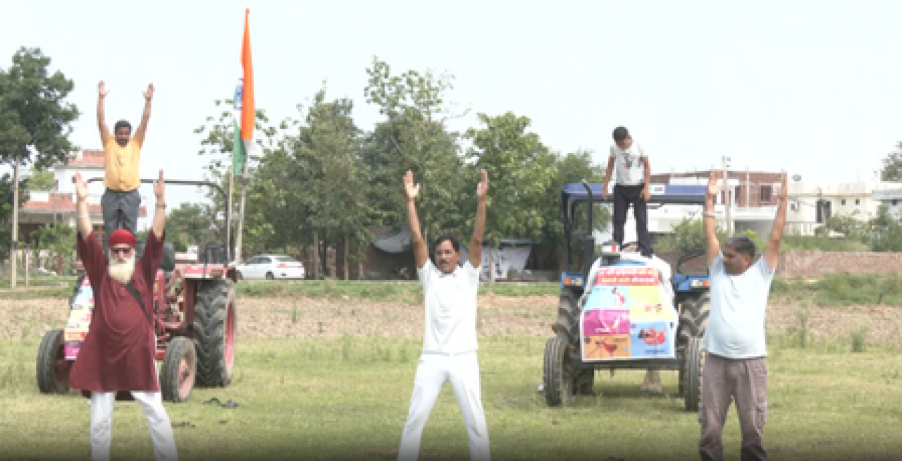 আন্তর্জাতিক যোগ দিবস: কৃষকদের অনন্য উদযাপন, ভারত-পাক সীমান্তে ট্র্যাক্টরে বসে যোগ