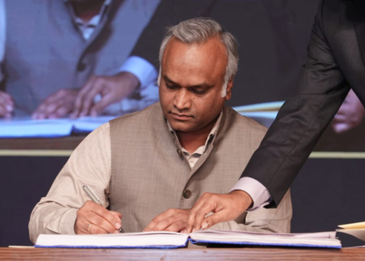 কर्नাটকের গৃহমন্ত্রীর নির্দেশ: পাবে, বার ও মদ দোকানে বয়সের কঠোর পরীক্ষা