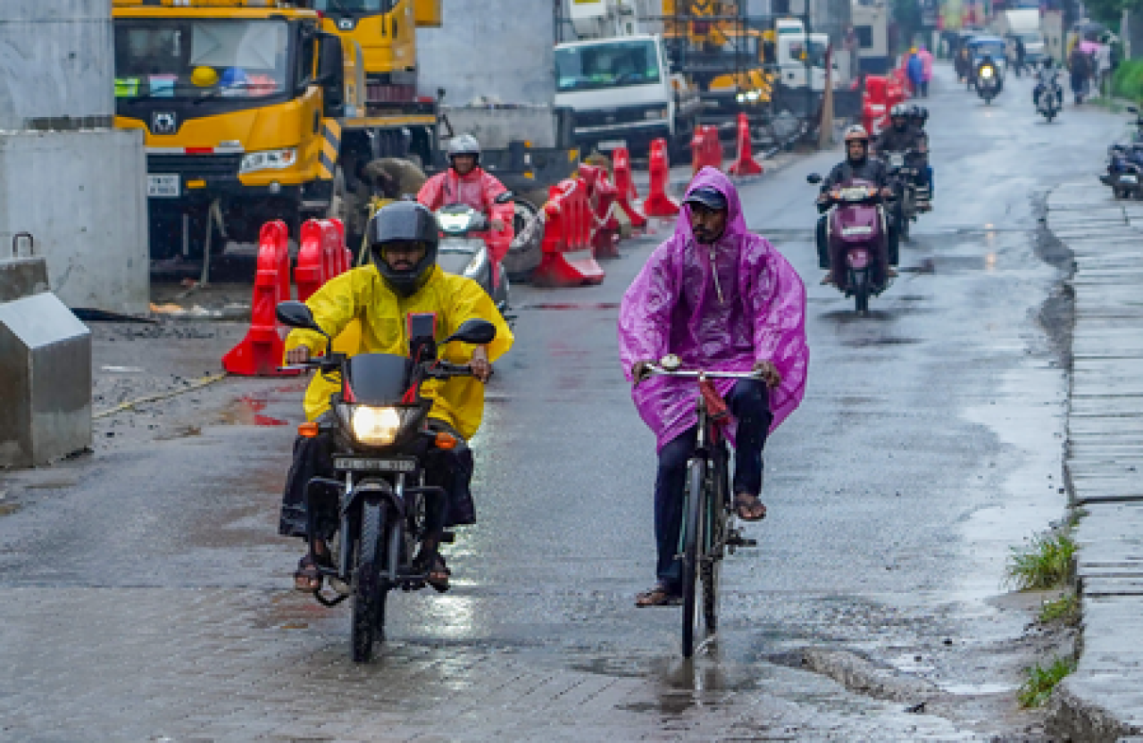 কেরালায় মৌসুমী বৃষ্টির তীব্রতা, পাঁচ জেলায় প্রথম রেড অ্যালার্ট জারি