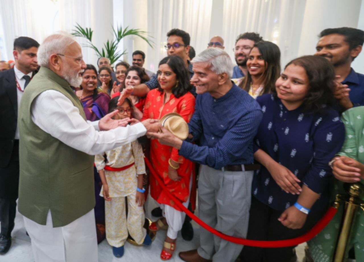 নীসে প্রধানমন্ত্রী মোদির উষ্ণ অভ্যর্থনা, ভারতীয় সম্প্রদায়ের প্রতি কৃতজ্ঞতা