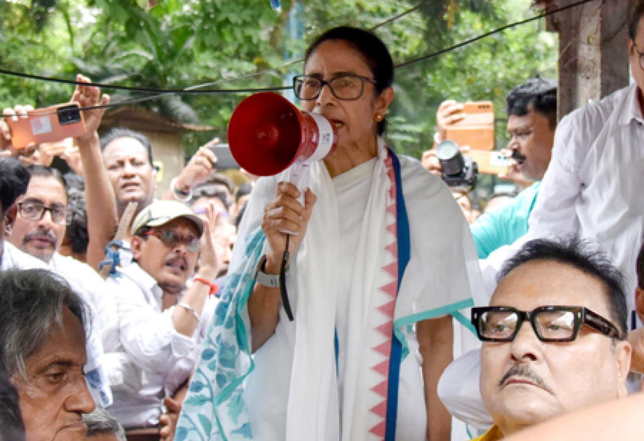 পশ্চিমবঙ্গ: মমতা বন্দ্যোপাধ্যায়ের বিরুদ্ধে ফৌজদারি মামলা দায়ের