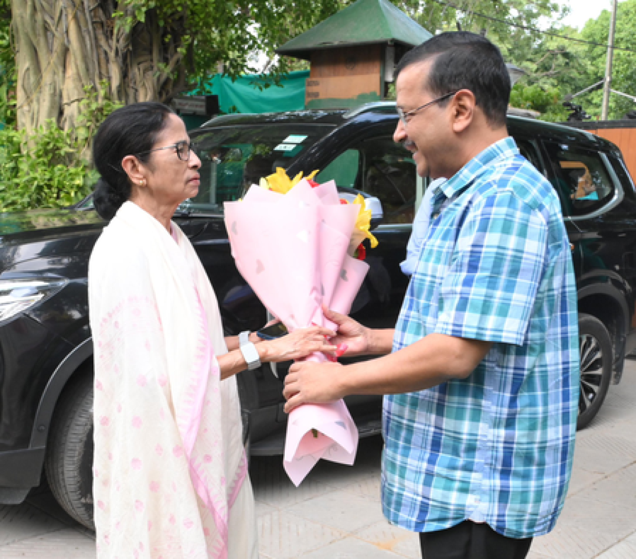 মমতা বন্দ্যোপাধ্যায়ের সঙ্গে কেজরিওয়ালের সাক্ষাৎ, আলোচনা ভারত ব্লক বৈঠকের আগে
