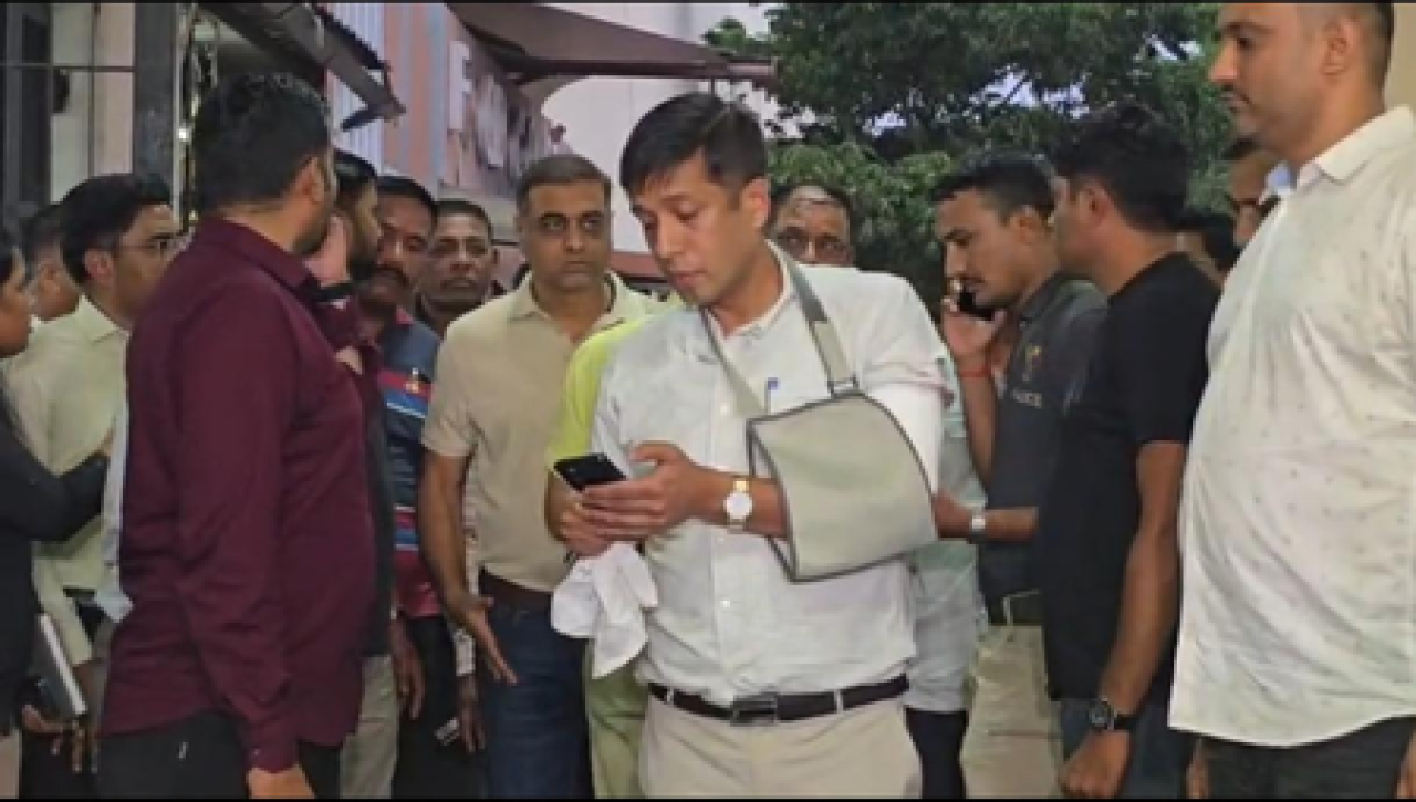 আহমেদাবাদে পুলিশ কর্মকর্তার উপর হামলা, অভিযুক্ত গুলিবিদ্ধ