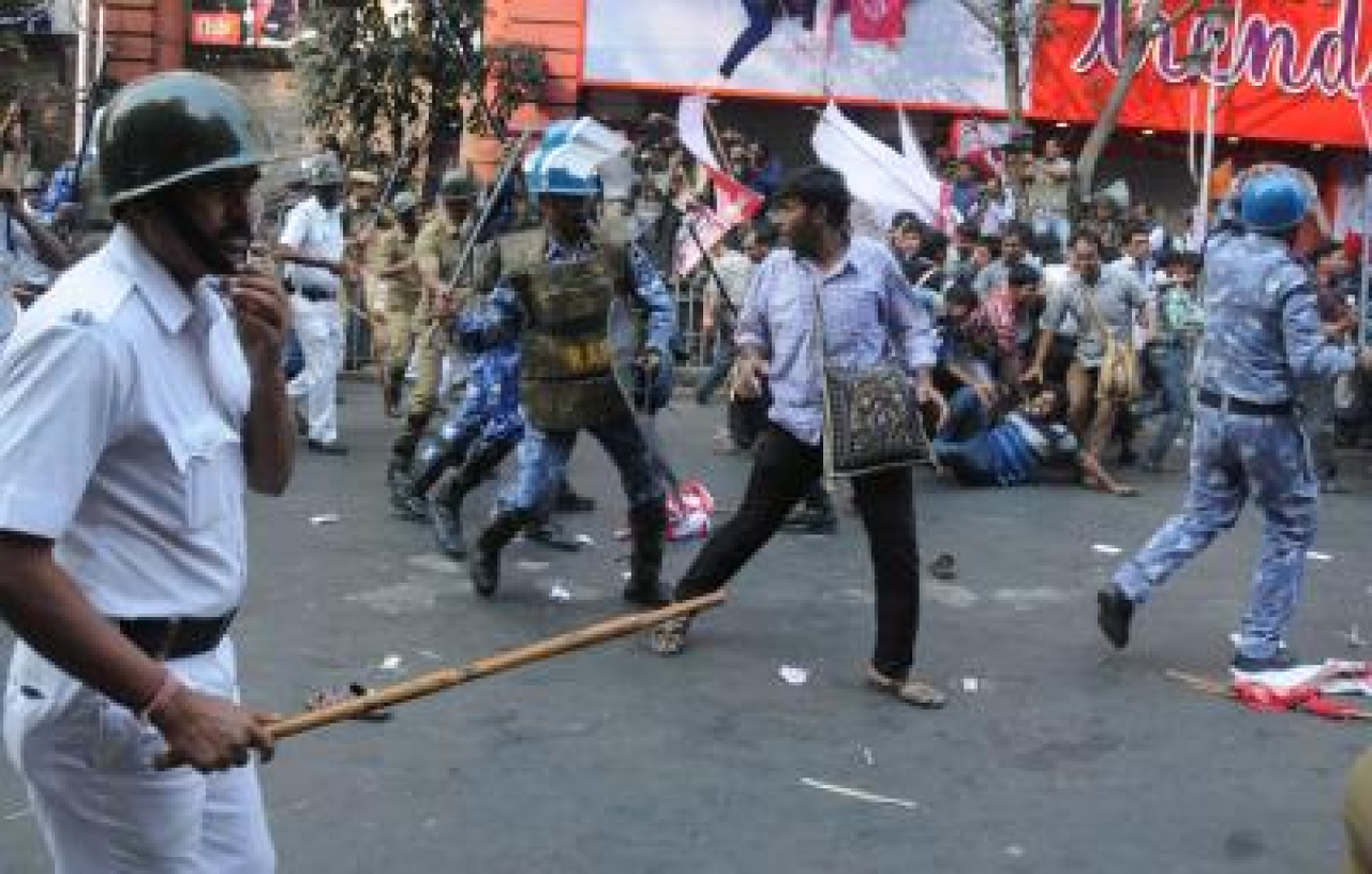 কলকাতায় পুলিশের ওপর হামলার ঘটনায় দুই যুবক গ্রেফতার