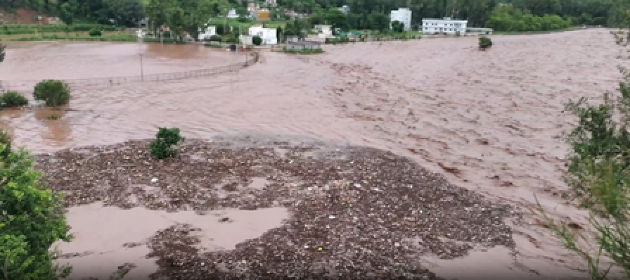 জম্মু-কাশ্মীরে প্রবল বৃষ্টিতে বন্যা, প্রাণ রক্ষার জন্য প্রশাসনের তৎপরতা