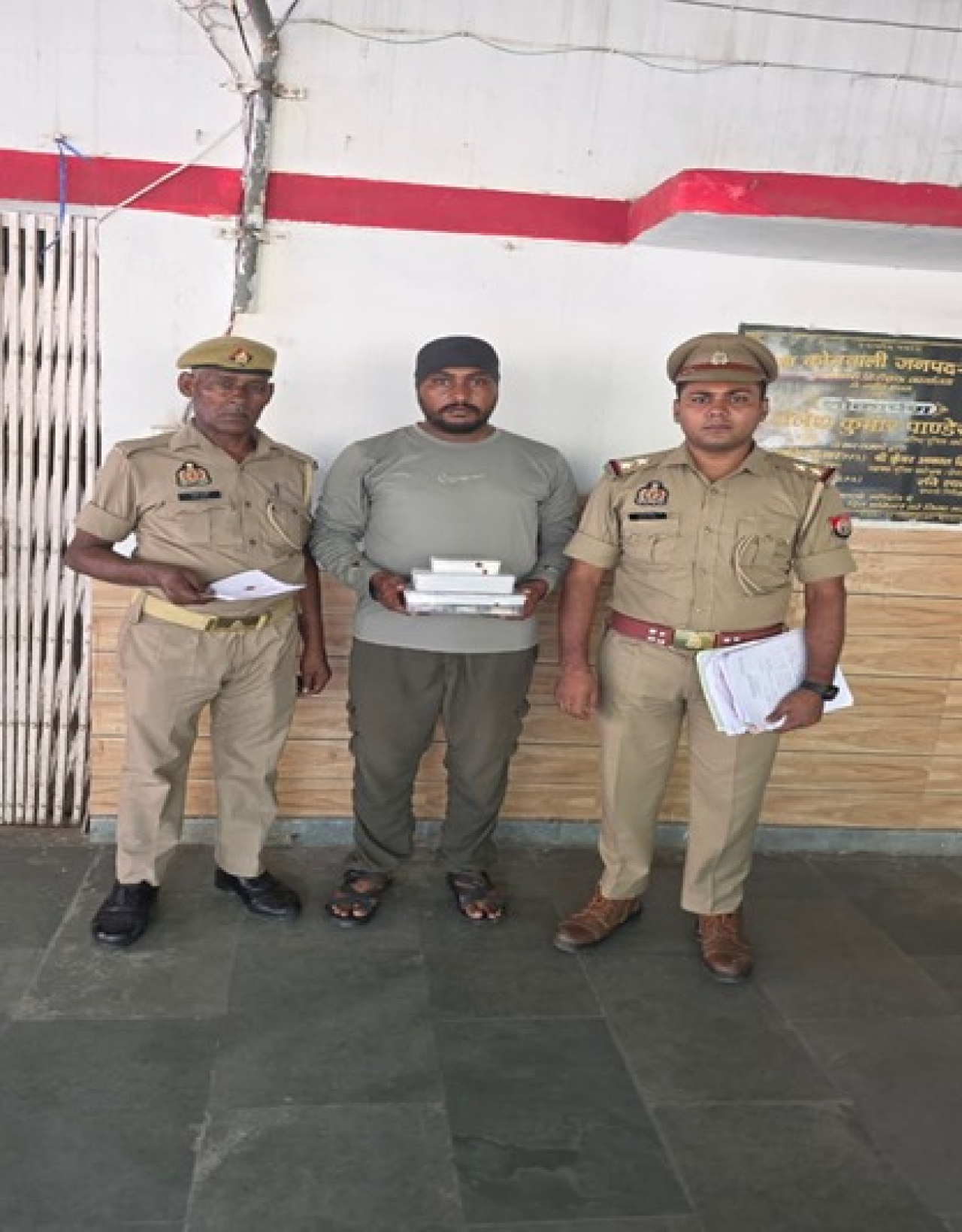 মথুরায় সাইবার প্রতারণা চক্রের উদ্ঘাটন, ২৩টি এটিএম কার্ডসহ এক আসামী গ্রেফতার