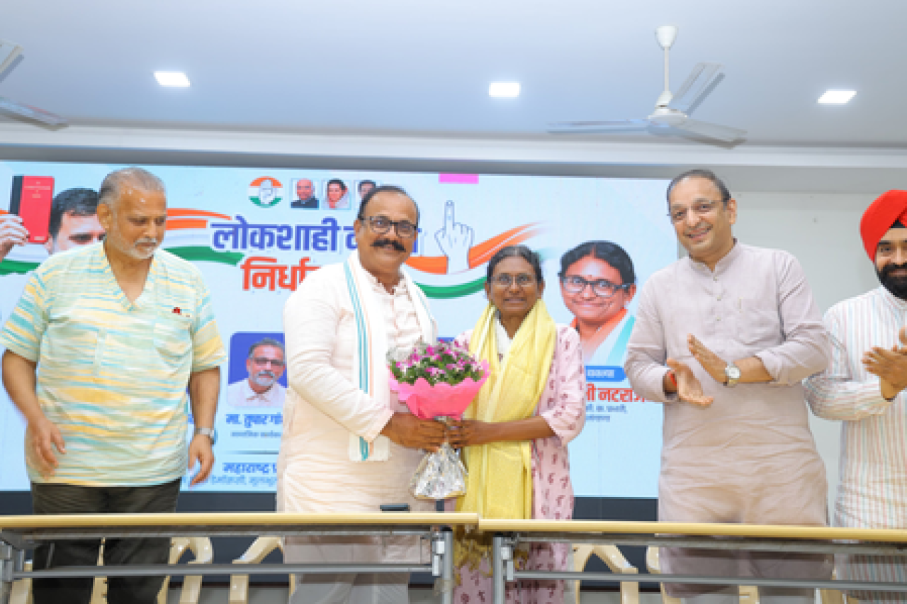 মীনাক্ষী নটারাজন ও তুষার গান্ধীর নেতৃত্বে সরকারের বিরুদ্ধে প্রতিবাদ
