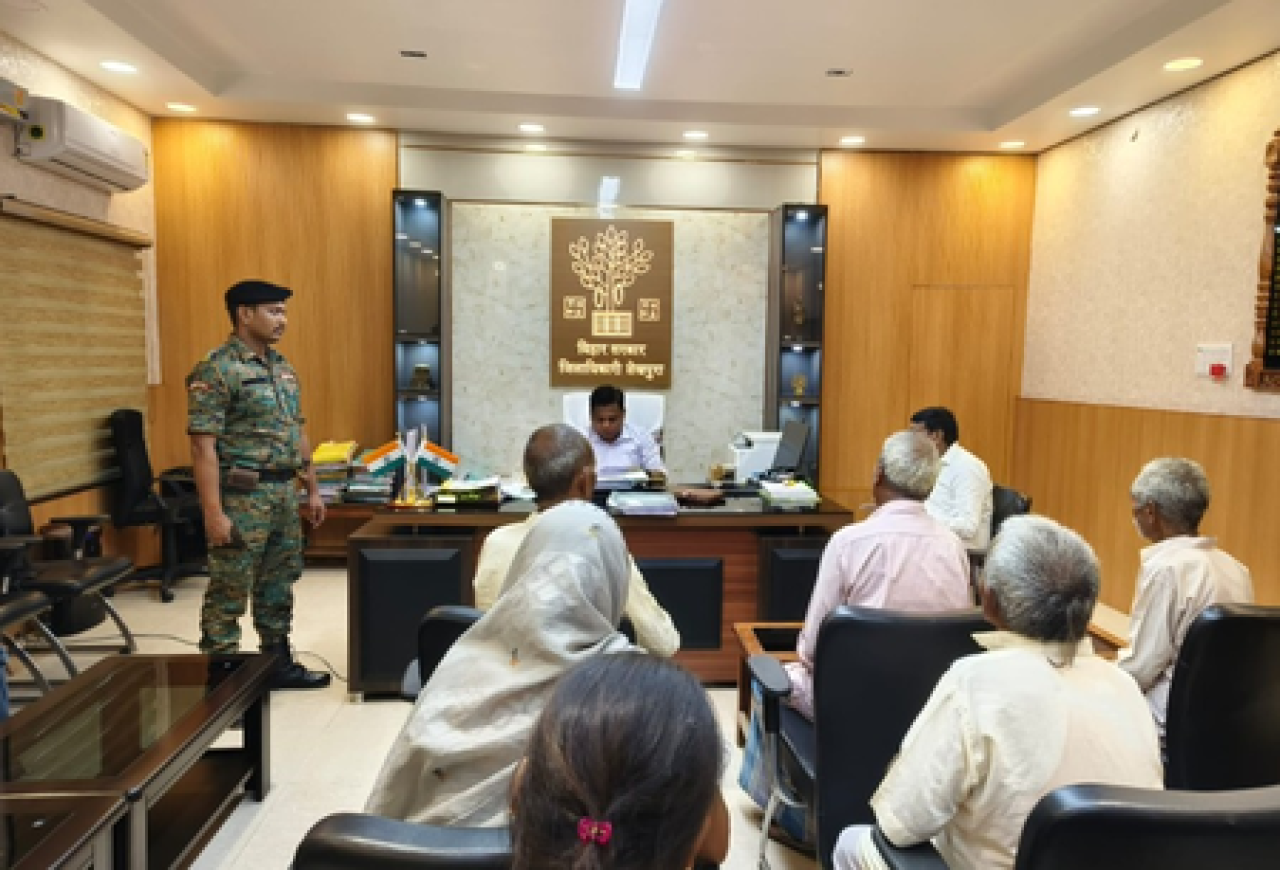 শेखপুরায় জেলা প্রশাসকের জনগণ দরবারে ৪৩ জন আবেদনকারী, সমস্যার দ্রুত সমাধানের নির্দেশ