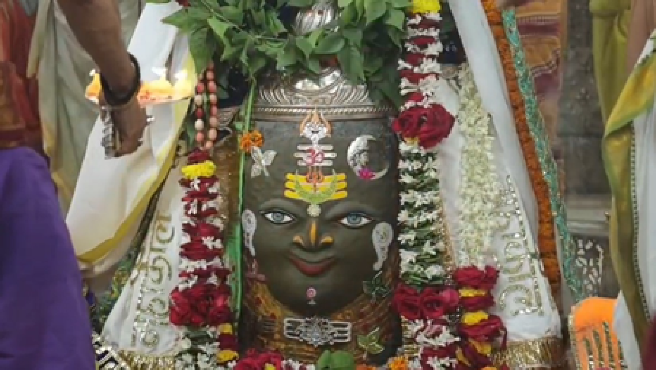 মহাকালেশ্বর মন্দিরে বিশেষ শৃঙ্গার, ভক্তদের ভিড়