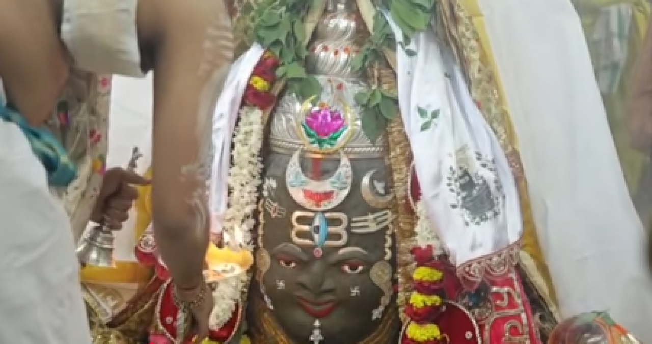 মহাকালেশ্বর মন্দিরে ভক্তদের ভিড়, কবি কুমার বিশ্বাসের দর্শন