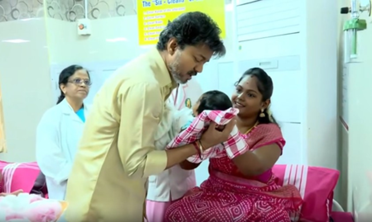 তামিলনাড়ুর মুখ্যমন্ত্রী বিজয় নবজাতকদের জন্য সোনালী আংটি বিতরণ করলেন