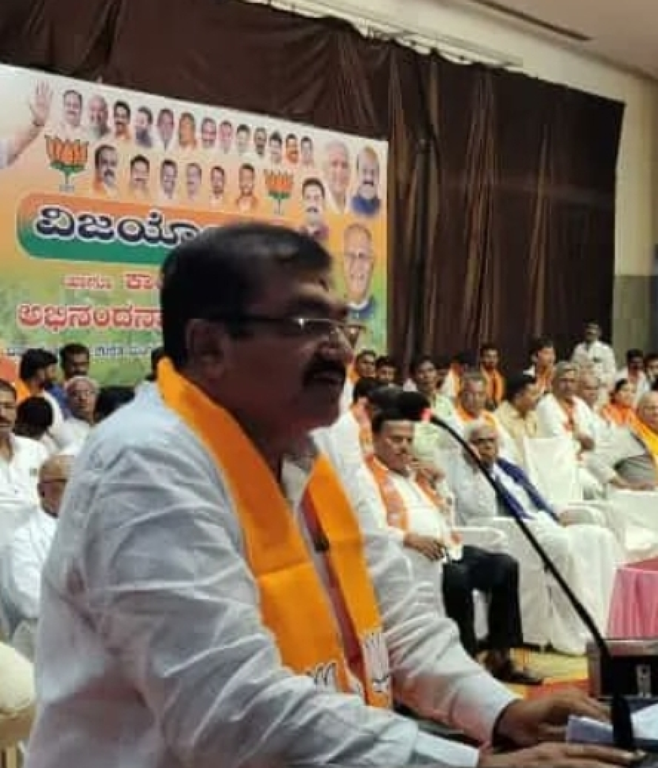 দাভাঙ্গেরের পানির বিতর্কে রাজনৈতিক উত্তেজনা, মন্ত্রী ও বিধায়কের মধ্যে তীব্র বাকযুদ্ধ