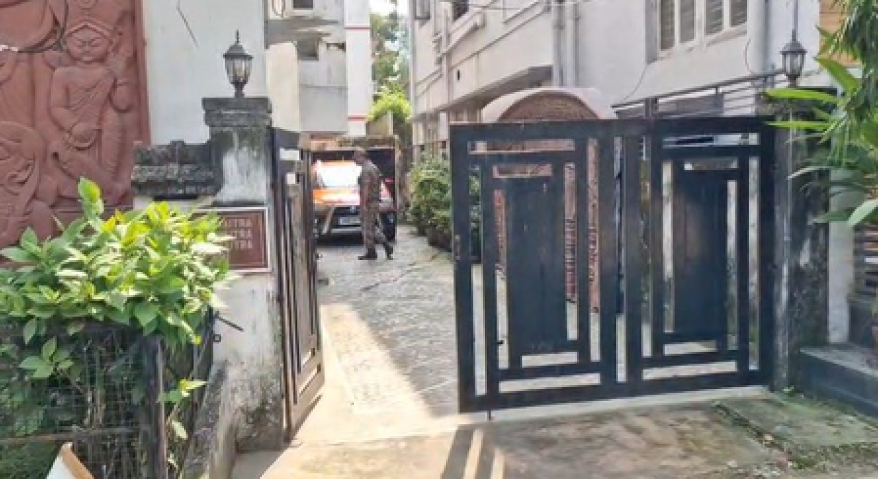 পশ্চিমবঙ্গে পূর্ব মন্ত্রীর ১০ স্থানে ইডির অভিযান