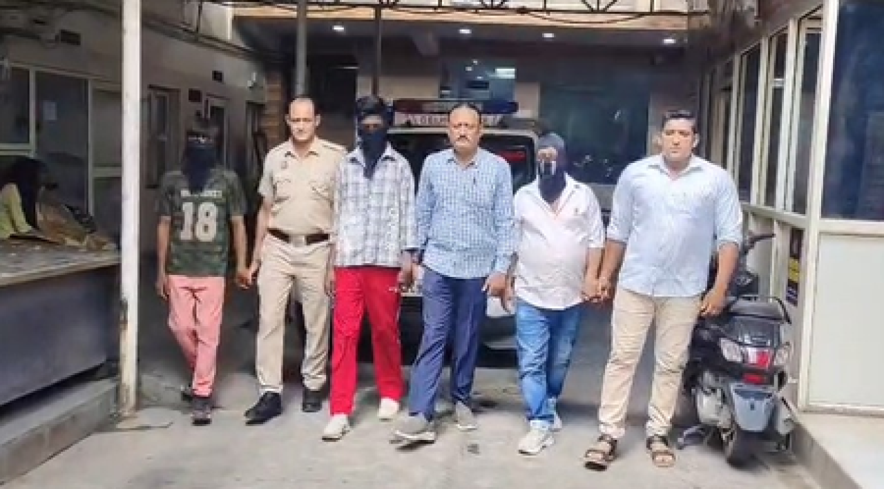 পুলিশ দুই কুখ্যাত ছিনতাইকারী ও চুরি করা সামগ্রী ক্রেতাকে গ্রেপ্তার করেছে
