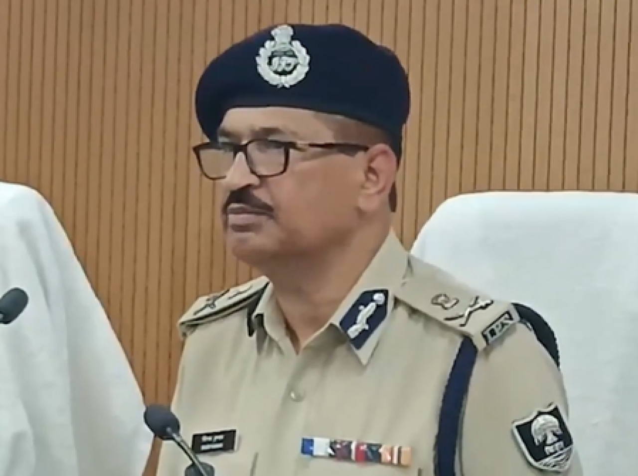 বিহারের পুলিশ মহাপরিদর্শক বিনয় কুমার স্বেচ্ছায় অবসর গ্রহণ করেছেন