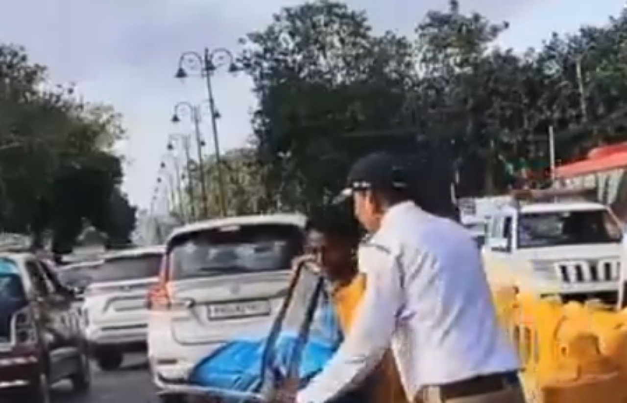 মুম্বাইয়ের সিন্দূর ব্রিজের কাছে সাইকেল দুর্ঘটনার ভিডিও ভাইরাল, ট্রাফিক কনস্টেবলের বিরুদ্ধে ব্যবস্থা