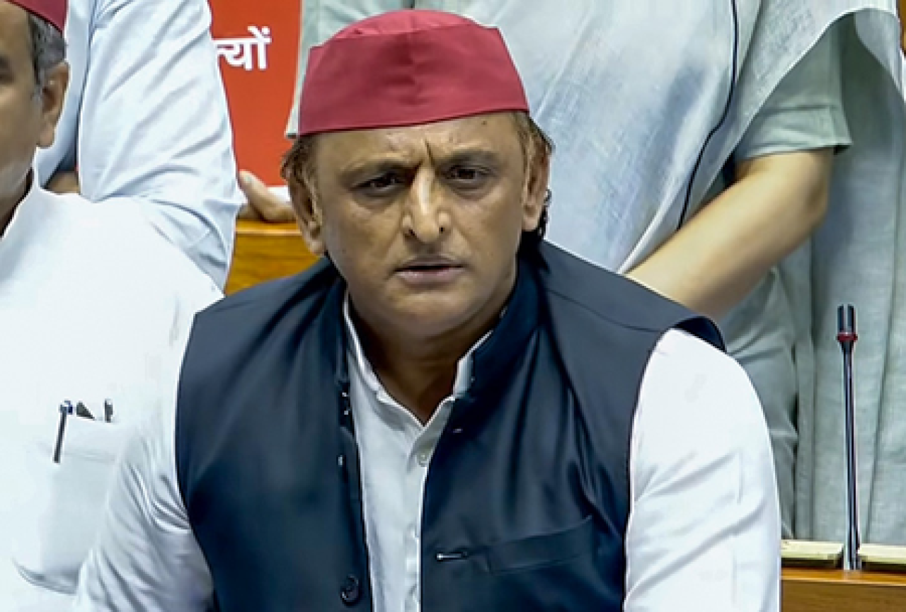 শিক্ষক দিবসে আখিলেশের আক্রমণ, বন্দ স্কুল খুললে পিডিএ পড়বে