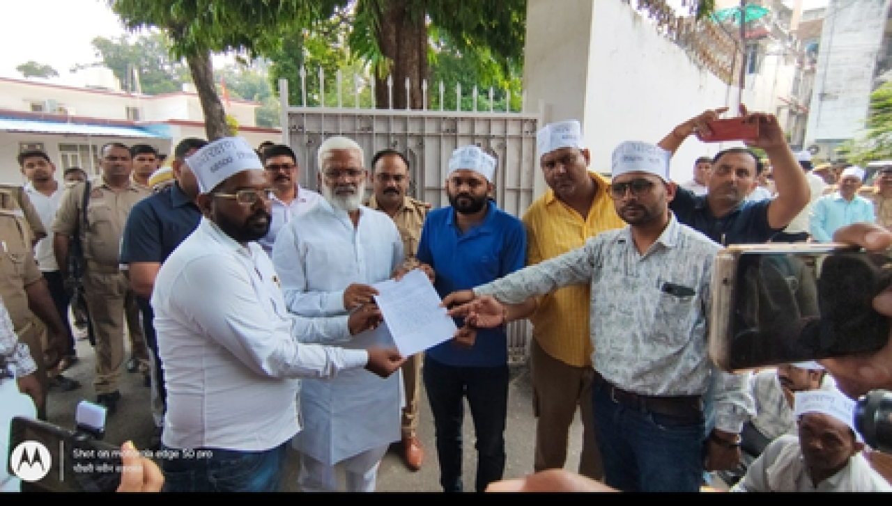 68,500 শিক্ষক নিয়োগ: স্বাধীন দেব সিংয়ের বাসভবনের সামনে প্রার্থীদের প্রতিবাদ, সংশোধিত ফল প্রকাশের দাবি