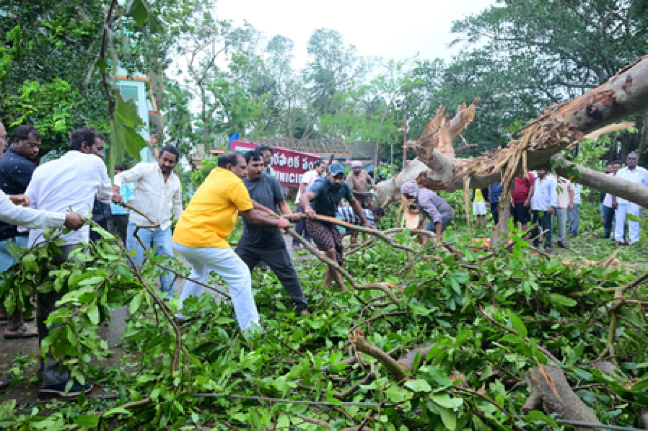 চক্রবাত ‘অর্ণব’ এর প্রভাবে আন্ধ্র-ওডিশায় টেলিকম সেবা বন্ধ, নেটওয়ার্ক পুনরুদ্ধারের চেষ্টা চলছে