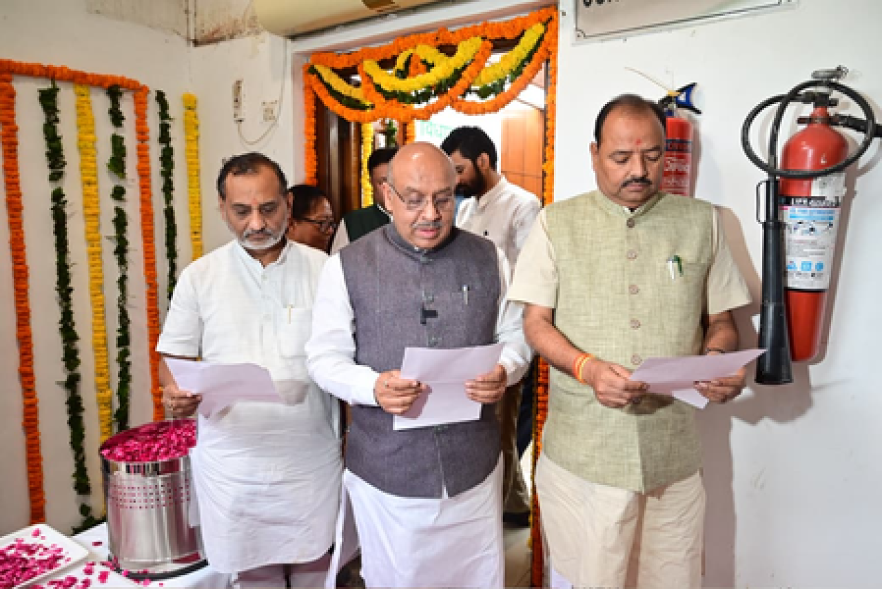জাতীয় একতা দিবসে বিধানসভা কর্মকর্তাদের একতা শপথ গ্রহণ করালেন স্পিকার