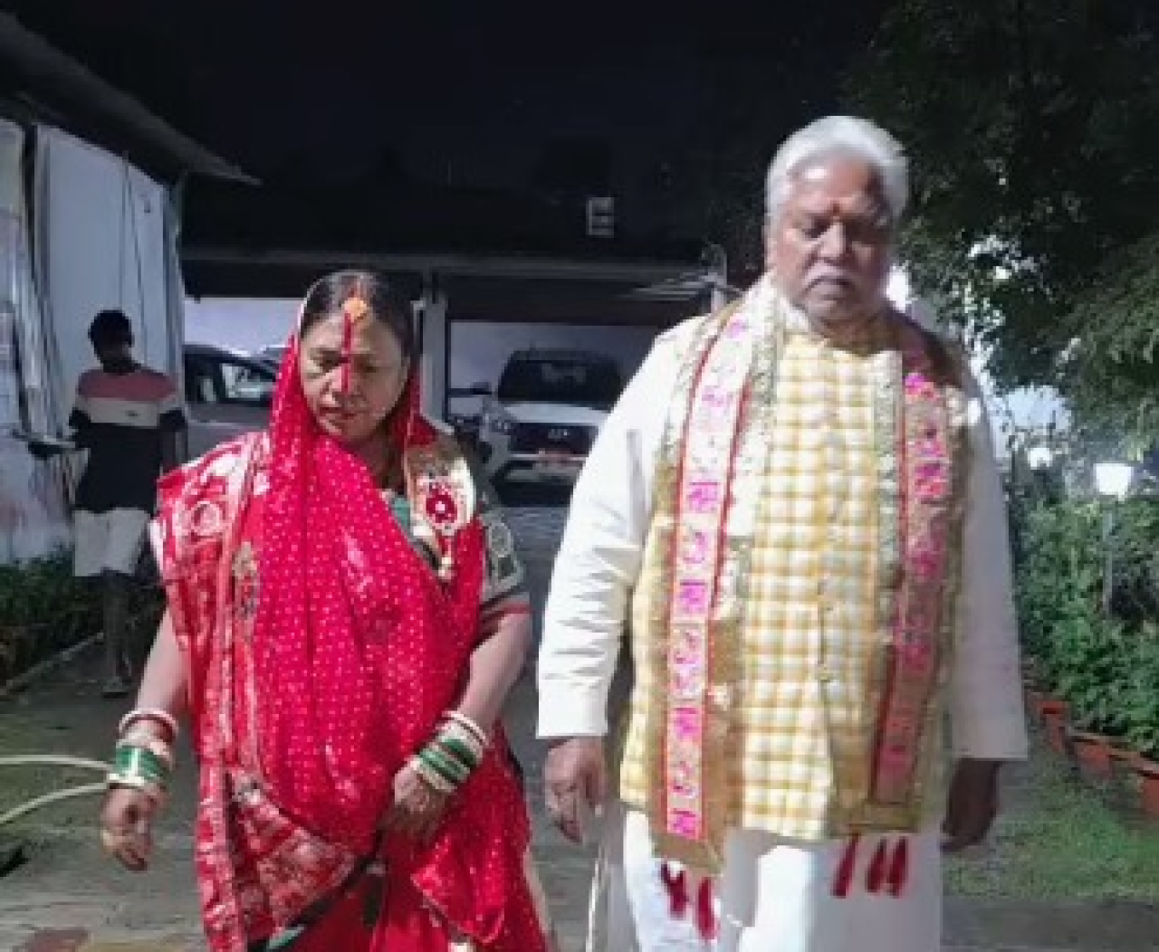 দেশজুড়ে নেতাদের সঙ্গে করবা চৌথ উদযাপন, চাঁদের দেখা পাওয়ার পর ভ্রত খোলা হয়