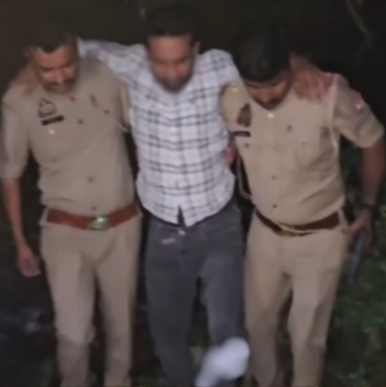 নোয়াদা পুলিশের সাথে সংঘর্ষে দুই চেন ছিনতাইকারী গ্রেফতার