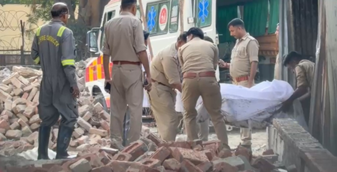 নোয়েডায় ভয়াবহ আগুনে কয়েকটি খাবারের দোকান পুড়ে ছাই, একজনের মৃত্যু