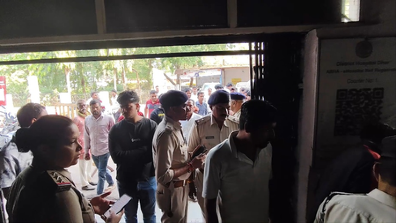 মধ্য প্রদেশে চলন্ত গাড়িতে আগুন, চার যুবক নিহত, একজন গুরুতর আহত