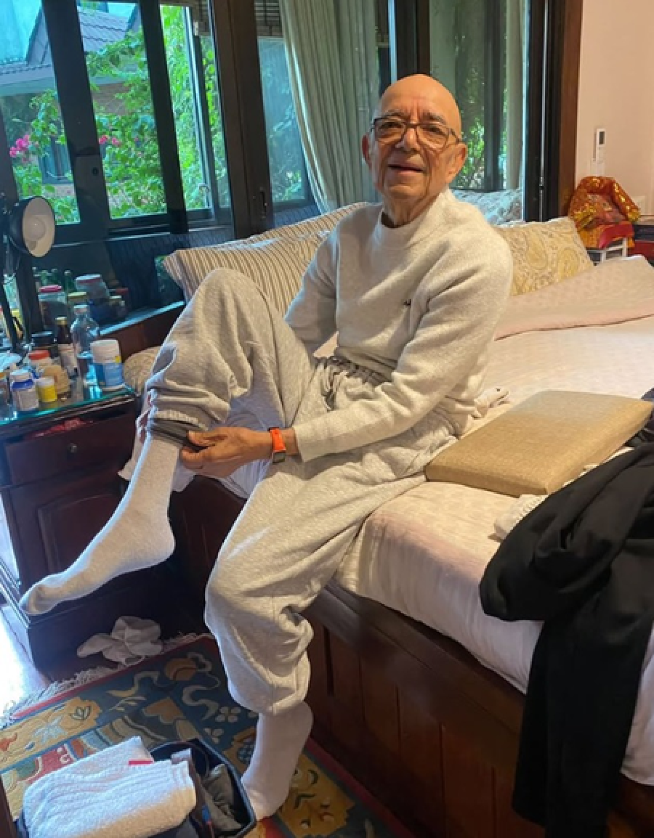 মনি্ষা কোইরালার বাবার ৮০তম জন্মদিন উদযাপন, স্বাস্থ্য ও সুখের জন্য কৃতজ্ঞতা প্রকাশ
