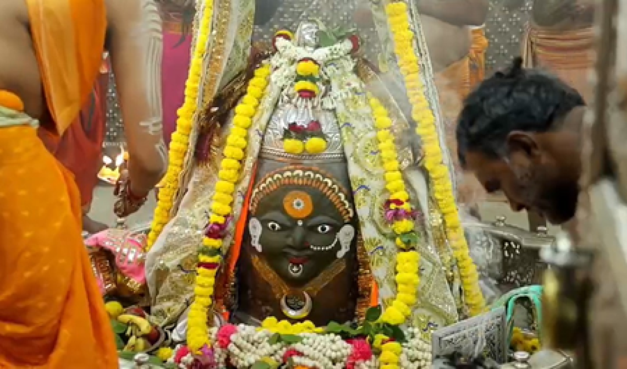 মহাঅষ্টমীতে দেবী রূপে সজ্জিত বাবা মহাকাল, চাঁদী ও সোনালী অলঙ্কারে ভাস্বর
