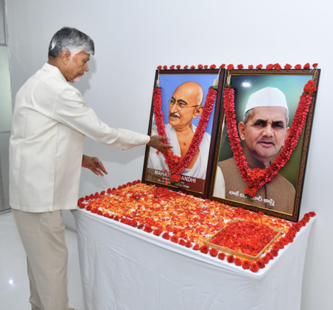 মহাত্মা গান্ধী ও লাল বাহাদুর শাস্ত্রীর প্রতি শ্রদ্ধা নিবেদন